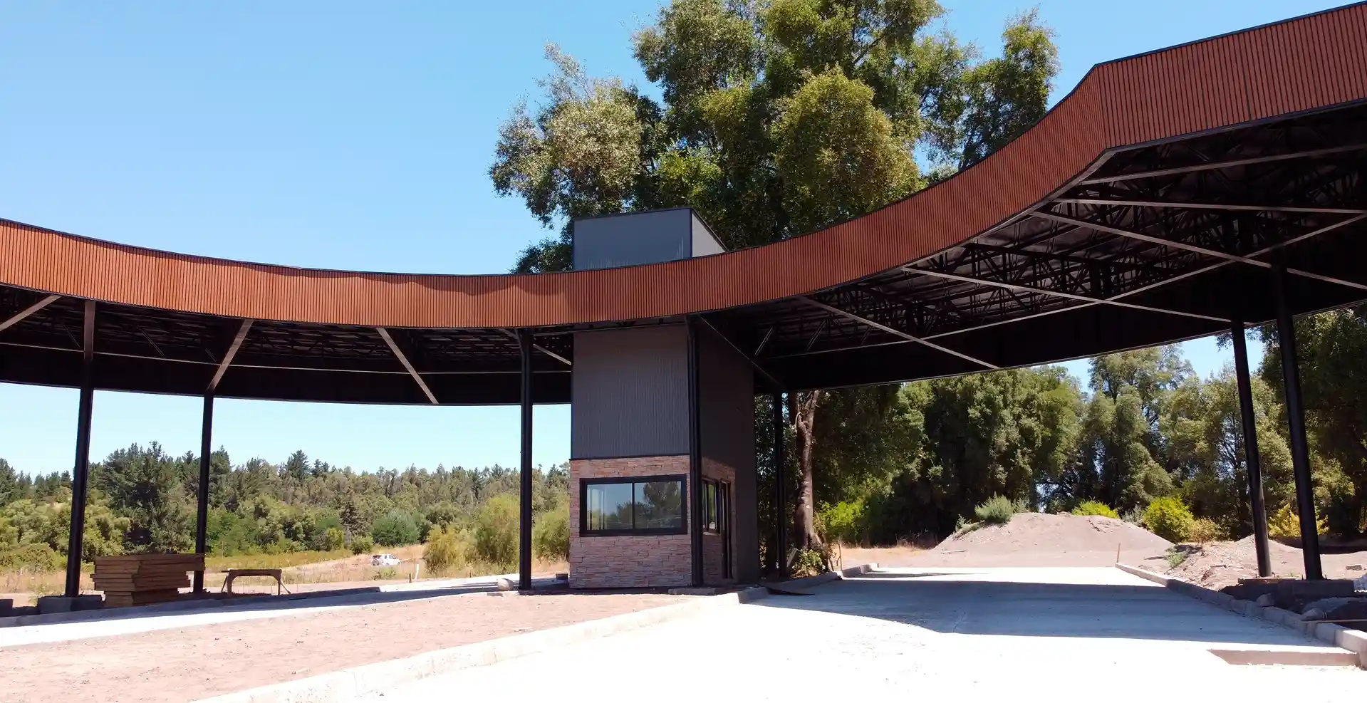 Cómo se construye el pórtico de acceso y qué lo hace un elemento destacable de +Soleil